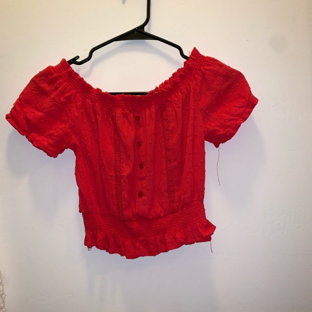 Crop top shirt off the shoulder